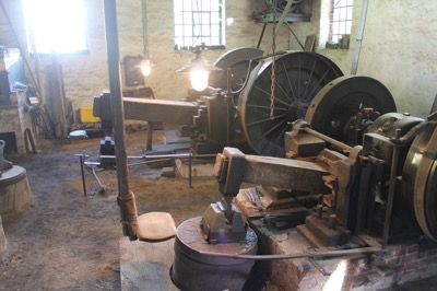 Zusätzliche Hammerwerke in der Werkstatt