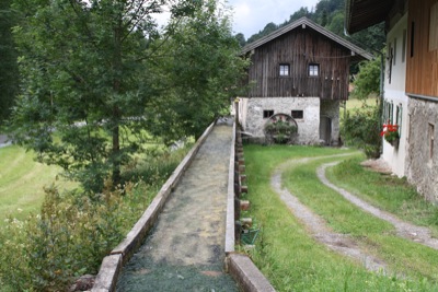 Der Mühlkanal, hier als gefasstes Gerinne
