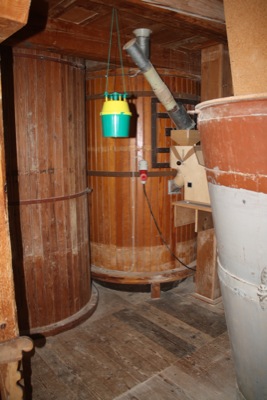 Die alten stehenden Mehlmischer in der Mühle