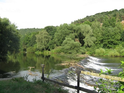 Großes Streichwehr an der Lahn über die gesamte Strombreite