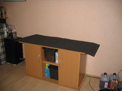 Der leere Unterschrank mit neuer Unterlage
